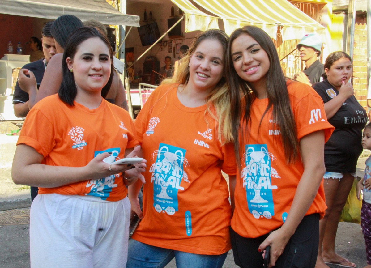 Equipe da SAALVE com camisetas da Super Copa durante evento na comunidade.