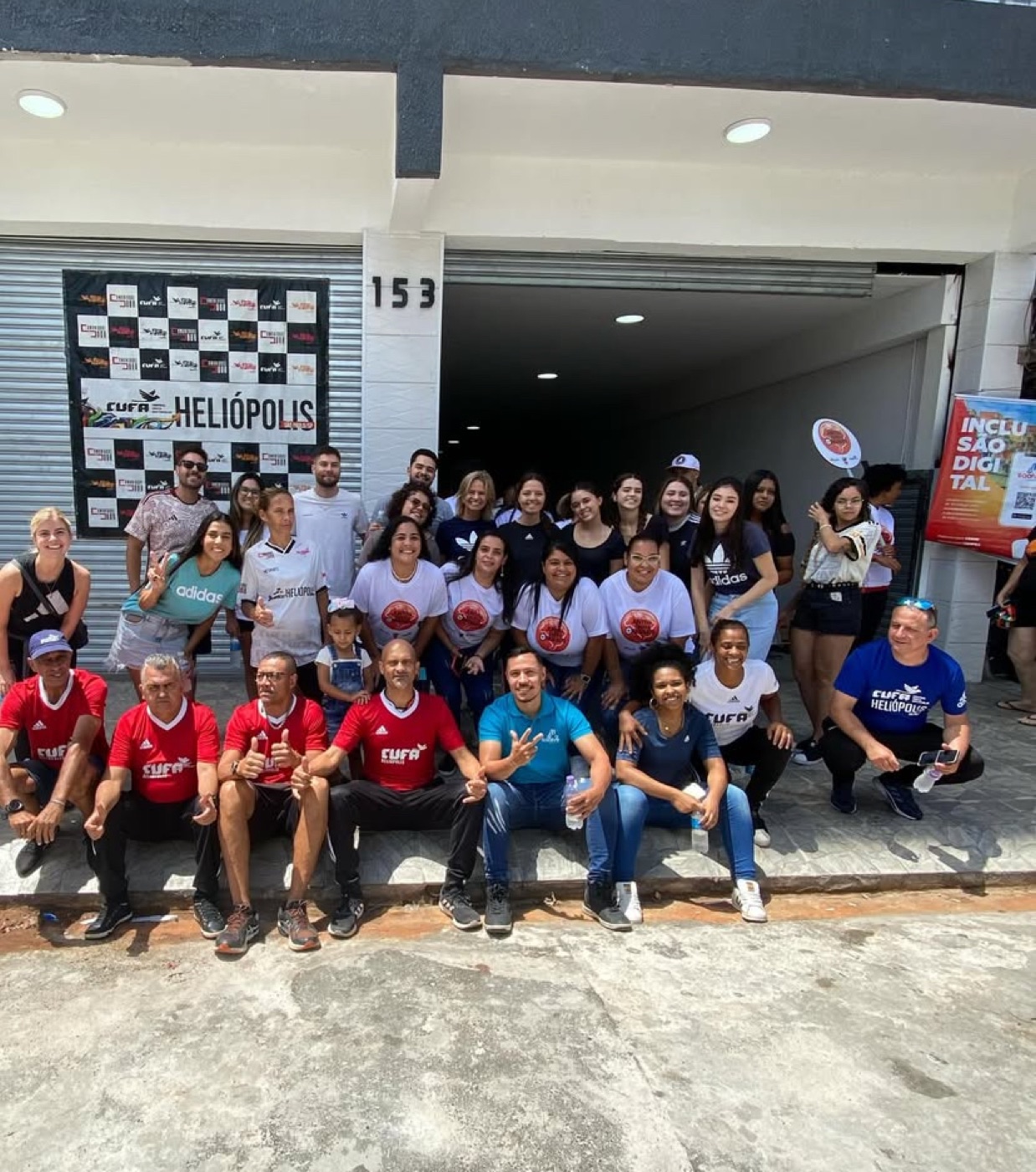 Equipe e parceiros reunidos na frente da sede da CUFA Heliópolis.